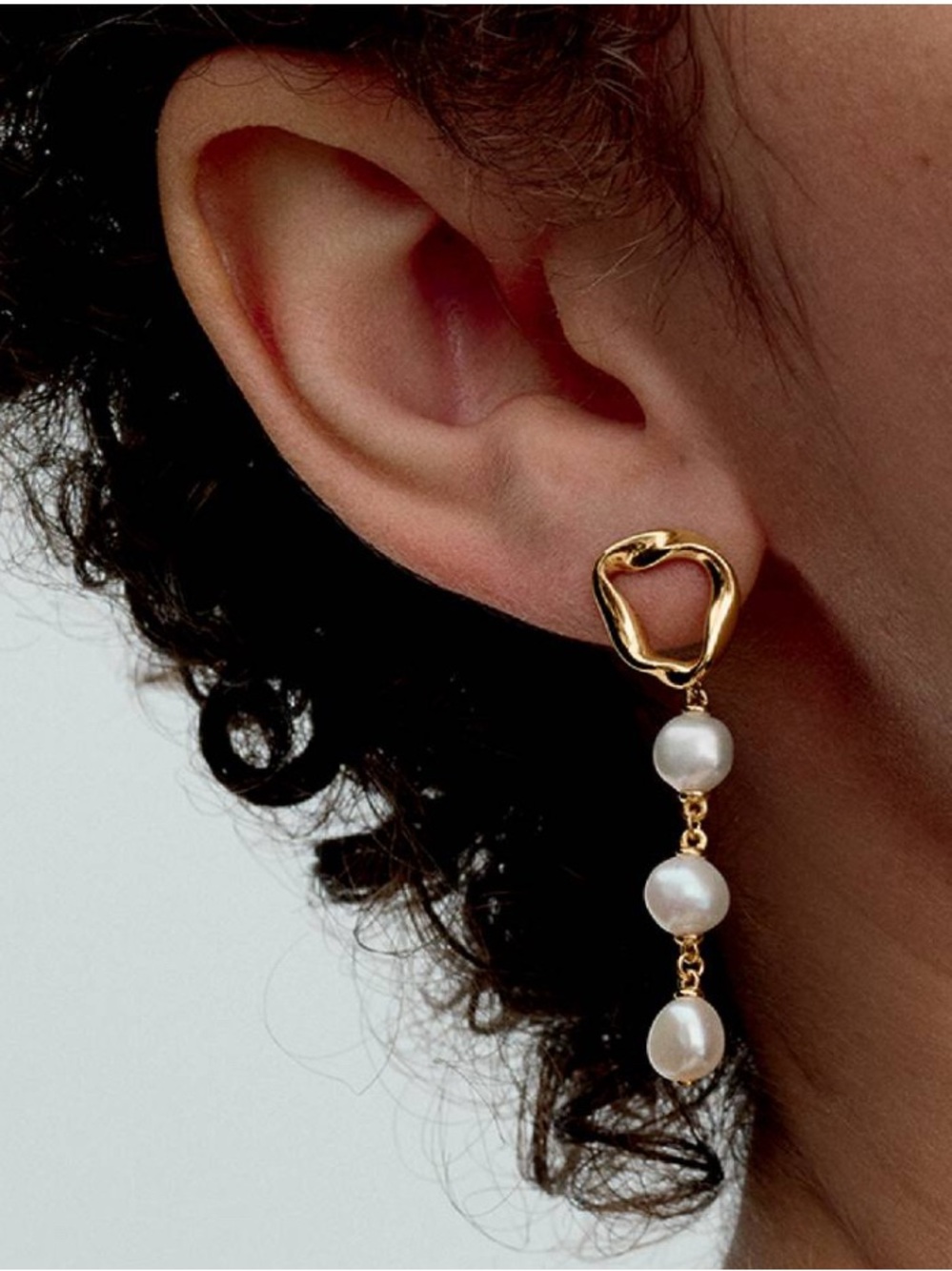 Pandora organically shaped circle & baroque treated freshwater pearldrop earring - Picture 2 of 4